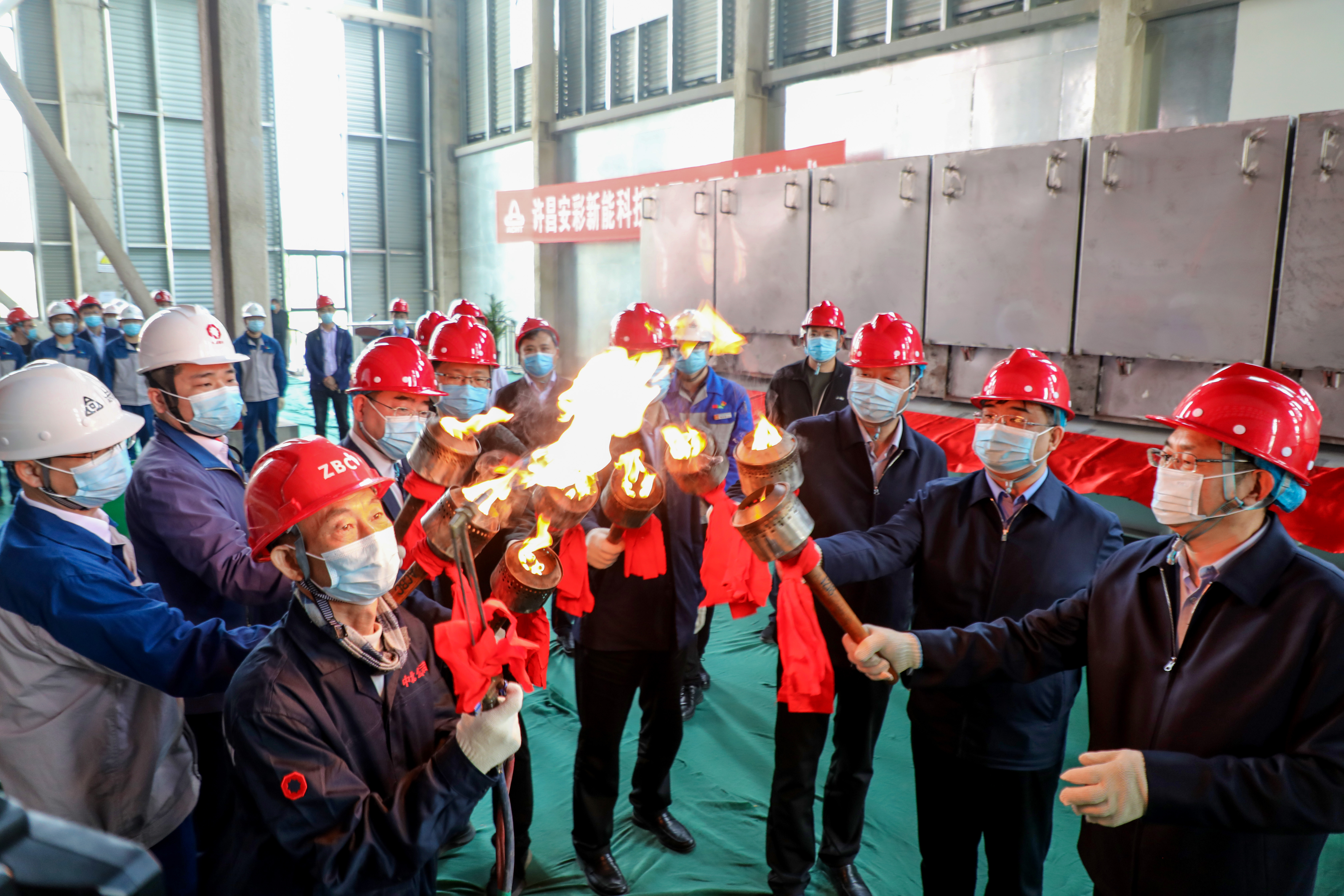 薪火賡續(xù) 再啟征程——許昌安彩年產(chǎn)4800萬平方光伏輕質(zhì)基板項(xiàng)目順利點(diǎn)火