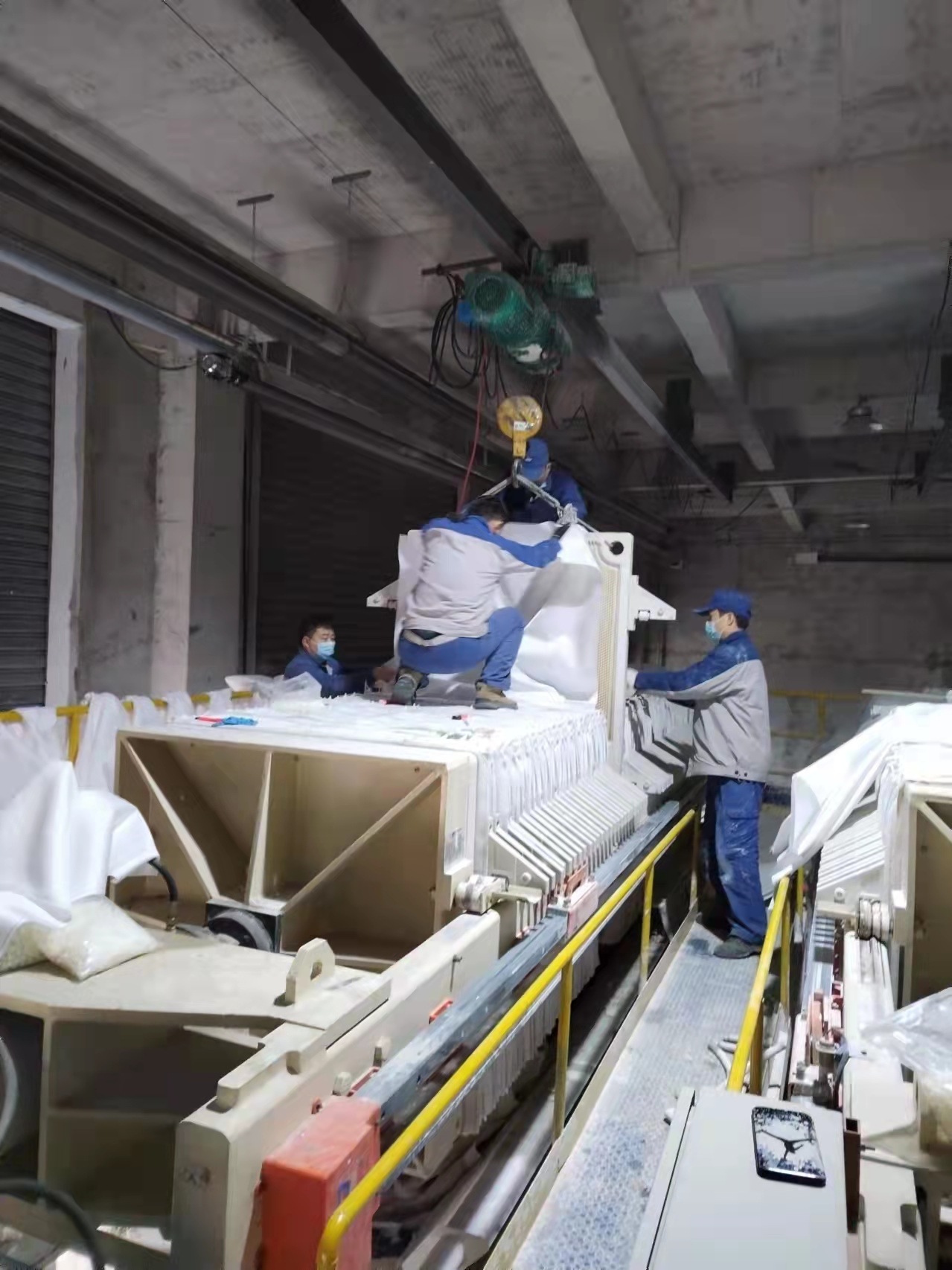 光伏新材料:春寒料峭斗志昂,爭(zhēng)分奪秒換布忙