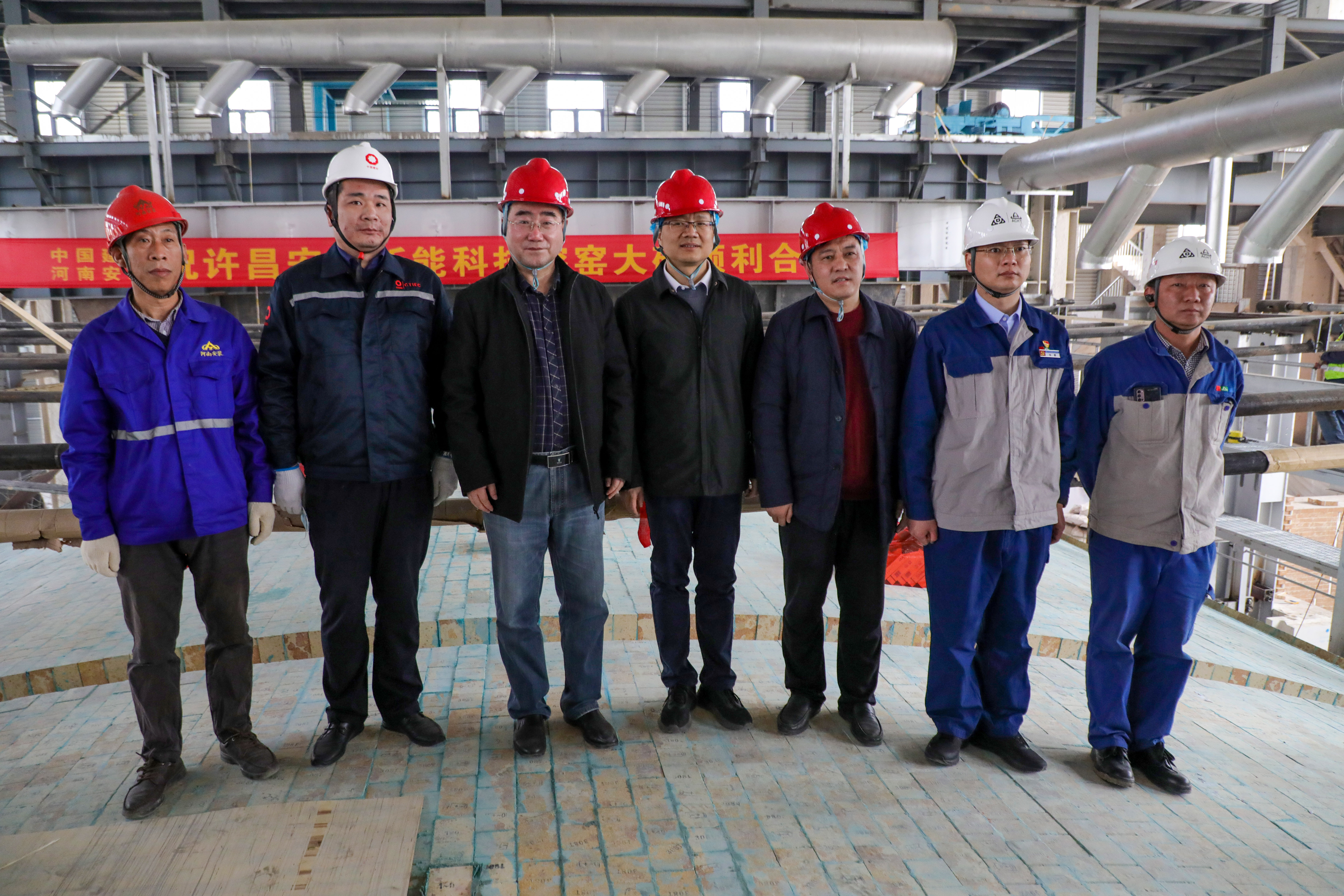 重要進(jìn)展!許昌安彩熔窯大碹順利合攏