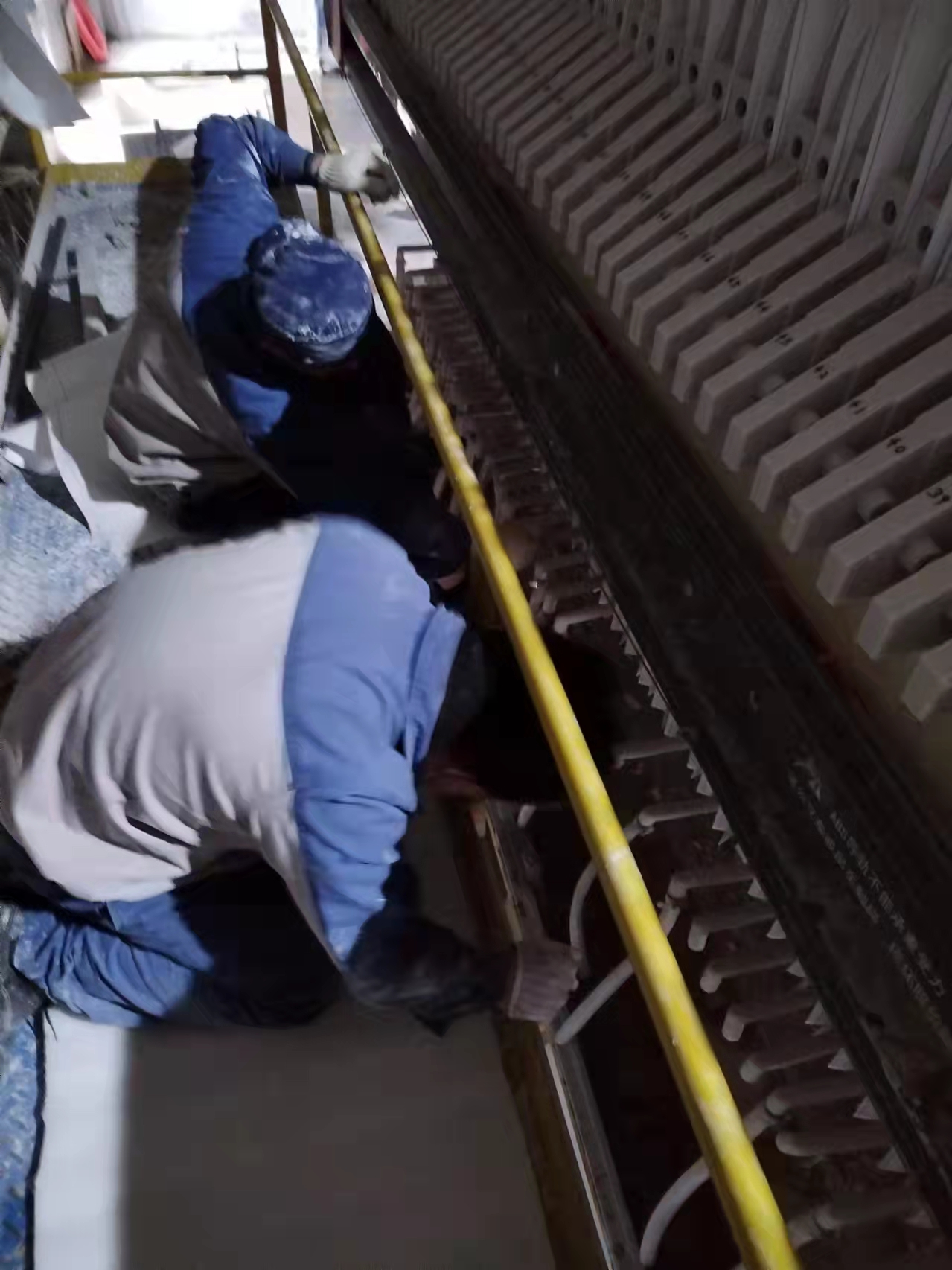 光伏新材料:春寒料峭斗志昂,爭(zhēng)分奪秒換布忙