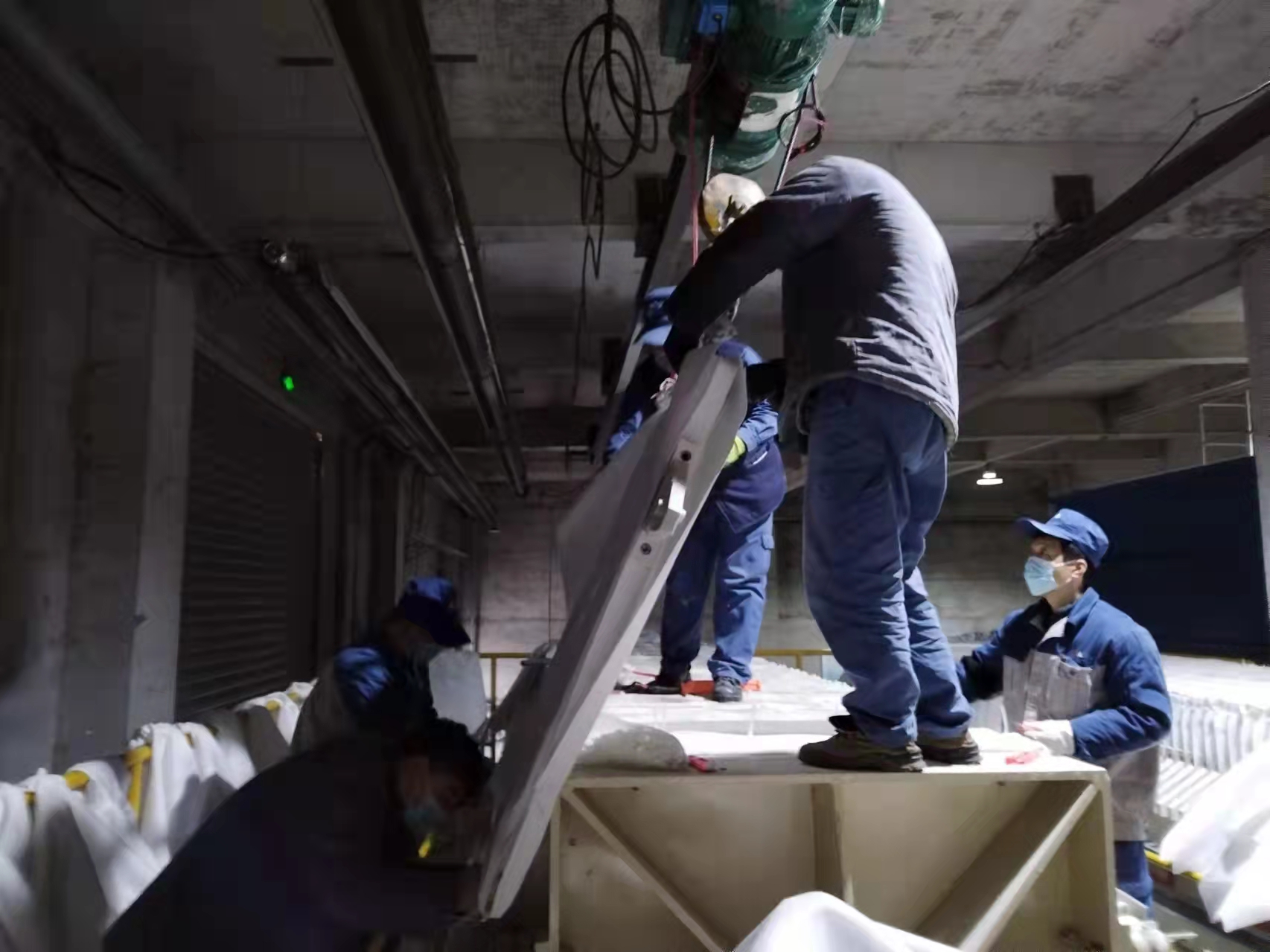 光伏新材料:春寒料峭斗志昂,爭(zhēng)分奪秒換布忙