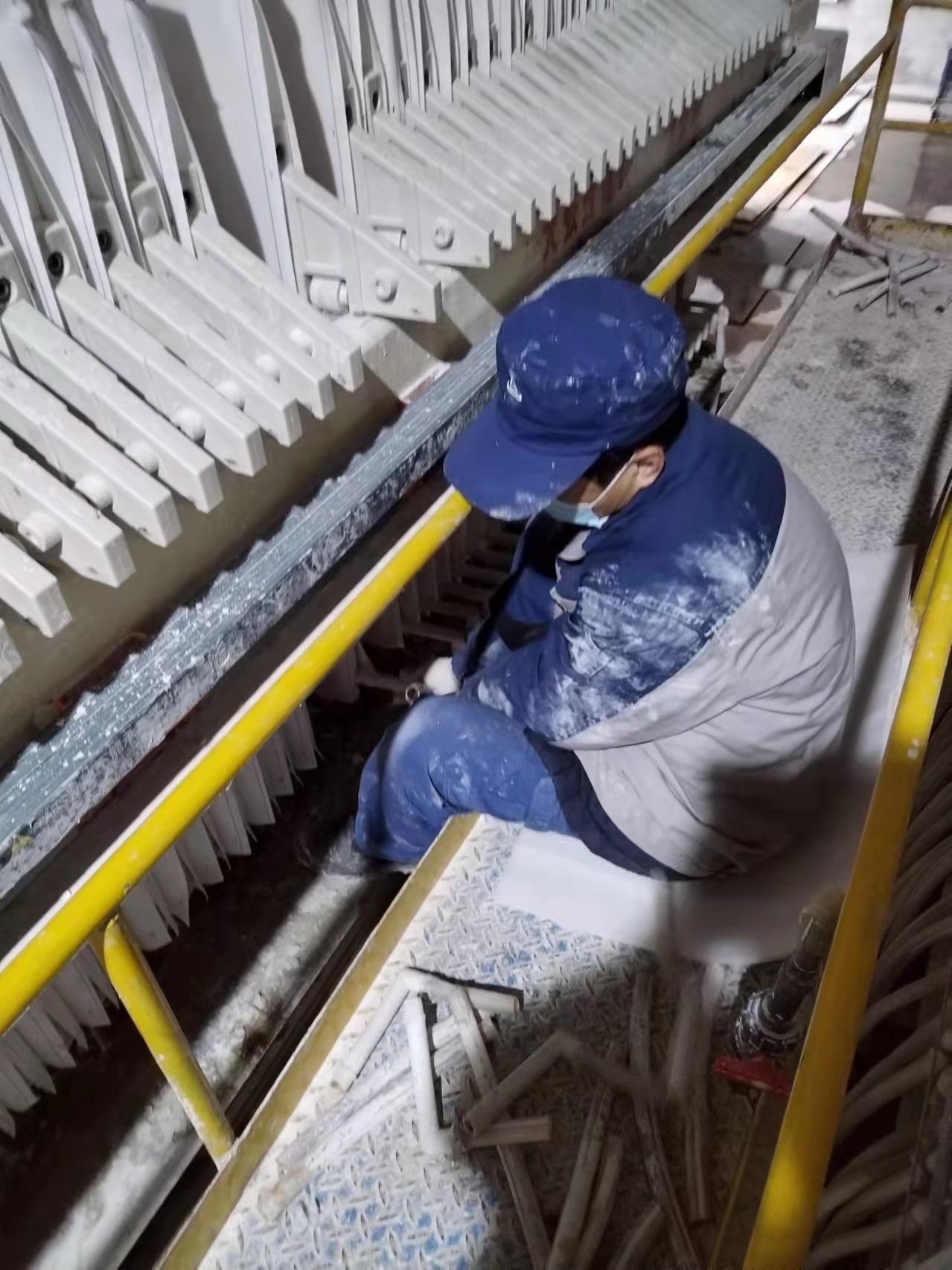 光伏新材料:春寒料峭斗志昂,爭(zhēng)分奪秒換布忙